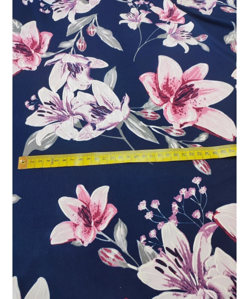 Granatowa elastyczna dzianina Jersey - białe i różowe lilie